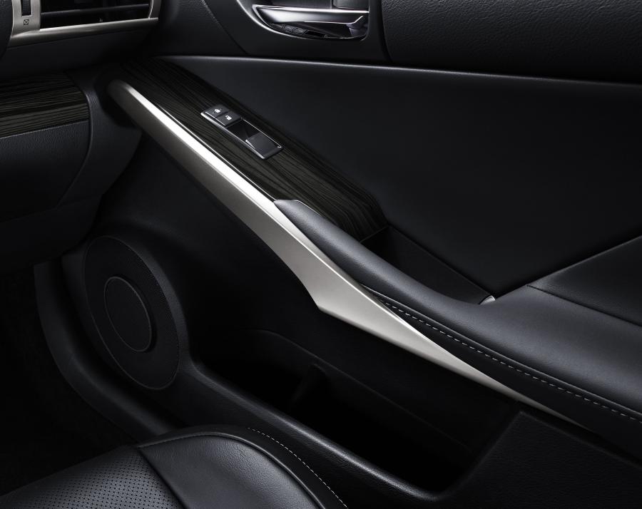  Lexus IS300h 2013 года  (фото 2 из 26)